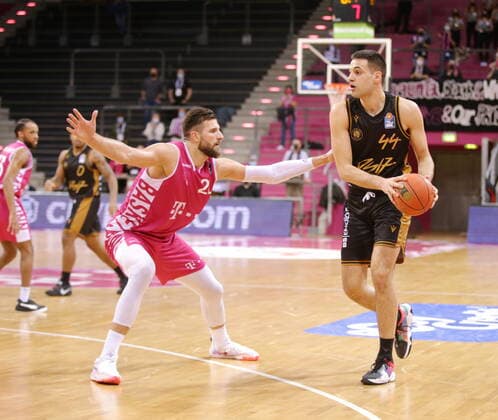 Leon Kratzer Telekom Baskets Bonn vs. Benedikt Turudic Basketball Löwen Braunschweig easyCredit BBL 1. Bundesliga , Saison 2021 2022 , Hauptrunde 13. Spieltag