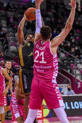 easyCredit BBL, Telekom Baskets Bonn vs. Basketball Loewen Braunschweig, 29.12.2021 Tookie Brown (Basketball Löwen Braunschweig, 0), Leon Kratzer (Telekom Baskets Bonn, 21), easyCredit BBL, Telekom Baskets Bonn vs. Basketball Loewen Braunschweig am 29.12.2021 im Telekom Dome Bonn, Bonn (Nordrhein-Westfalen) Copyright: xBEAUTIFULxSPORTS Mueller-Laschetx