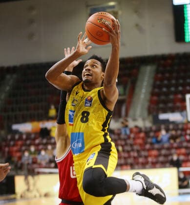 Ludwigsburg , Basketball easycredit BBL Bundesliga . MHP Riesen Ludwigsburg vs. JobStairs GIESSEN 46ers , James Woodard ( Riesen )