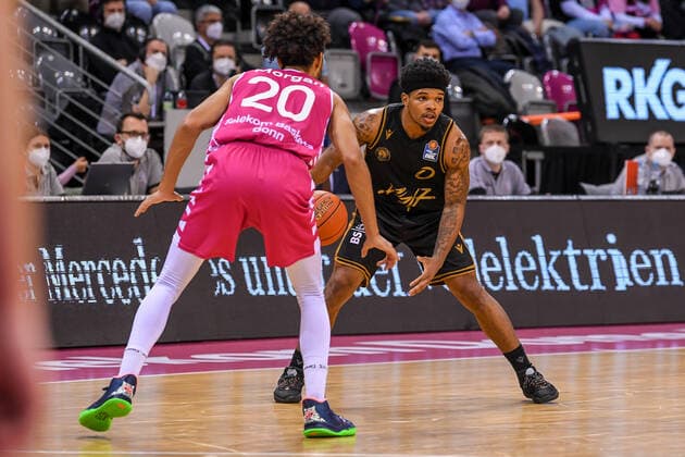 easyCredit BBL, Telekom Baskets Bonn vs. Basketball Loewen Braunschweig, 29.12.2021 Tookie Brown (Basketball Löwen Braunschweig, 0), Jeremy Morgan (Telekom Baskets Bonn, 20), easyCredit BBL, Telekom Baskets Bonn vs. Basketball Loewen Braunschweig am 29.12.2021 im Telekom Dome Bonn, Bonn (Nordrhein-Westfalen) Copyright: xBEAUTIFULxSPORTS Mueller-Laschetx