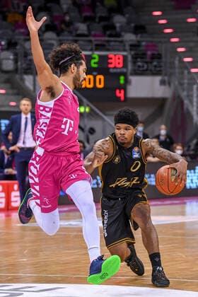 easyCredit BBL, Telekom Baskets Bonn vs. Basketball Loewen Braunschweig, 29.12.2021 Tookie Brown (Basketball Löwen Braunschweig, 0), Jeremy Morgan (Telekom Baskets Bonn, 20), easyCredit BBL, Telekom Baskets Bonn vs. Basketball Loewen Braunschweig am 29.12.2021 im Telekom Dome Bonn, Bonn (Nordrhein-Westfalen) Copyright: xBEAUTIFULxSPORTS Mueller-Laschetx
