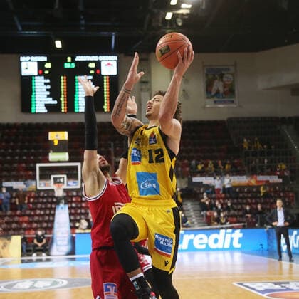 Jonah Radebaugh (Riesen, rechts) . MHP Riesen Ludwigsburg vs.Giessen 46ers . Basketball-Bundesliga 2021-2022. Ludwigsburg , GER, 29.12.2021,