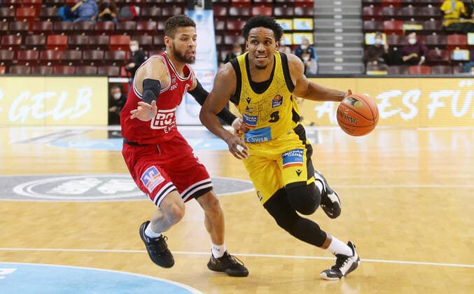 Ludwigsburg , Basketball easycredit BBL Bundesliga . MHP Riesen Ludwigsburg vs. JobStairs GIESSEN 46ers , von links: Kendale McCullum ( Giessen ) James Woodard ( Riesen )