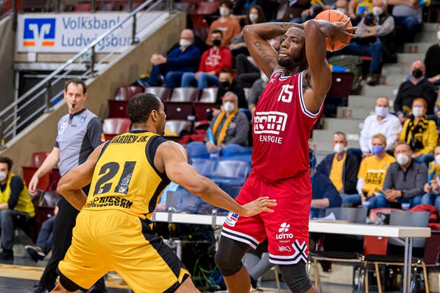 Ludwigsburg, Deutschland 29. Dezember 2021: BBL- 21 22 - MHP Riesen Ludwigsburg vs. Jobstairs Gießen 46ers v.li. Tremmell Darden (Ludwigsburg) , Jalon Demarco Miller (Giessen) Ludwigsburg MHP Arena Baden-Württemberg Deutschland