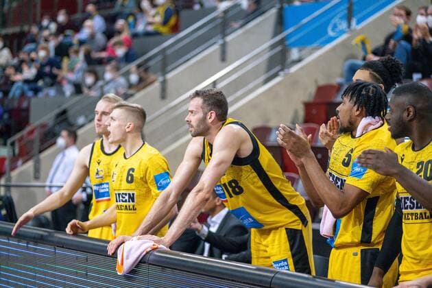 Bank MHP mit Johannes Patrick (MHP Riesen Ludwigsburg, 06), Jonas Wahlfarth-Bottermann (MHP Riesen Ludwigsburg, 18), Justin Simon (MHP Riesen Ludwigsburg, 05), Rawle Alkins (MHP Riesen Ludwigsburg, 20), GER, MHP Riesen Ludwigsburg vs. JobStairs Giessen 46ers, Basketball, Bundesliga, easycredit, 14. Spieltag, Spielzeit 2021 2022, 29.12.2021, GER, MHP Riesen Ludwigsburg vs. JobStairs Giessen 46ers, Basketball, Bundesliga, easycredit, 14. Spieltag, Spielzeit 2021 2022, 29.12.2021 Ludwigsburg Copyright: xEibner-Pressefoto SaschaxWaltherx EP_EER