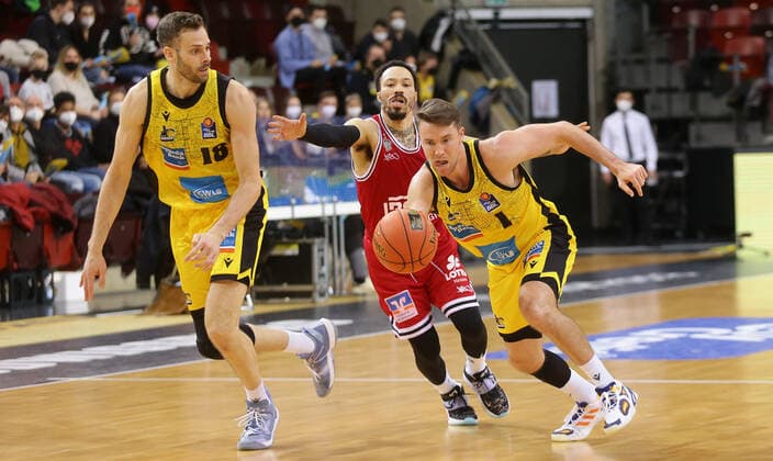 Ludwigsburg , Basketball easycredit BBL Bundesliga . MHP Riesen Ludwigsburg vs. JobStairs GIESSEN 46ers , von links: Jonas Wohlfarth-Bottermann ( Riesen ) Kyan Anderson ( Giessen ) Jordan Hulls ( Riesen )