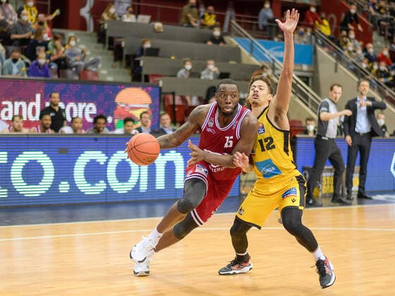 Jalon Demarco Miller (JobStairs Giessen 46ers, 15), Jonah Radebaugh (MHP Riesen Ludwigsburg, 12), GER, MHP Riesen Ludwigsburg vs. JobStairs Giessen 46ers, Basketball, Bundesliga, easycredit, 14. Spieltag, Spielzeit 2021 2022, 29.12.2021, GER, MHP Riesen Ludwigsburg vs. JobStairs Giessen 46ers, Basketball, Bundesliga, easycredit, 14. Spieltag, Spielzeit 2021 2022, 29.12.2021 Ludwigsburg Copyright: xEibner-Pressefoto SaschaxWaltherx EP_EER