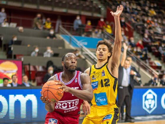 Jalon Demarco Miller (JobStairs Giessen 46ers, 15), Jonah Radebaugh (MHP Riesen Ludwigsburg, 12), GER, MHP Riesen Ludwigsburg vs. JobStairs Giessen 46ers, Basketball, Bundesliga, easycredit, 14. Spieltag, Spielzeit 2021 2022, 29.12.2021, GER, MHP Riesen Ludwigsburg vs. JobStairs Giessen 46ers, Basketball, Bundesliga, easycredit, 14. Spieltag, Spielzeit 2021 2022, 29.12.2021 Ludwigsburg Copyright: xEibner-Pressefoto SaschaxWaltherx EP_EER