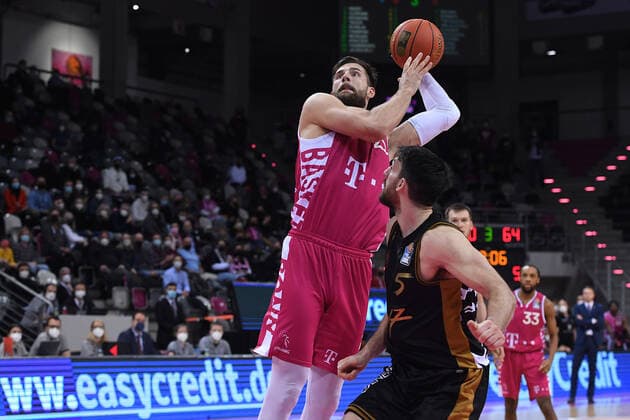 Basketball Herren easyCredit BBL 14. Spieltag Telekom Baskets Bonn - Basketball Löwen Braunschweig am 29.12.2021 im Telekom Dome in Bonn Leon Kratzer ( Bonn ), hinten - Owen Klassen ( Braunschweig ), vorne