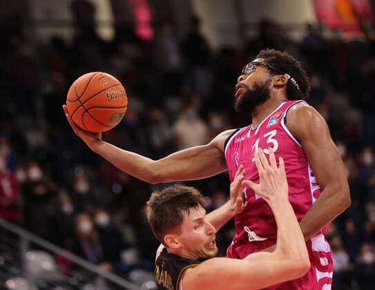 Bonn, Deutschland, 29.12.2021, Telekom Dome, Basketball, BBL, 14. Spieltag, Telekom Baskets Bonn vs Basketball Löwen Braunschweig: David Kraemer (Braunschweig), Javontae Hawkins (Bonn)