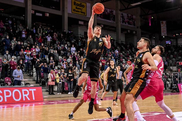 easyCredit BBL, Telekom Baskets Bonn vs. Basketball Loewen Braunschweig, 29.12.2021 Ondrej Sehnal (Basketball Loewen Braunschweig 19), easyCredit BBL, Telekom Baskets Bonn vs. Basketball Loewen Braunschweig am 29.12.2021 im Telekom Dome Bonn, Bonn (Nordrhein-Westfalen) Copyright: xBEAUTIFULxSPORTS Mueller-Laschetx