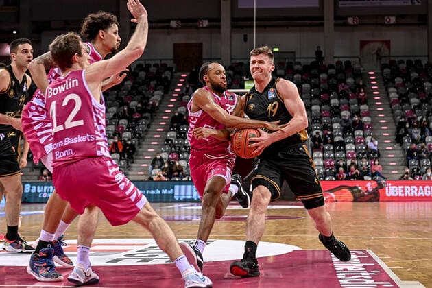 easyCredit BBL, Telekom Baskets Bonn vs. Basketball Loewen Braunschweig, 29.12.2021 Parker Jackson-Cartwright (Telekom Baskets Bonn 33), Ondrej Sehnal (Basketball Loewen Braunschweig 19), easyCredit BBL, Telekom Baskets Bonn vs. Basketball Loewen Braunschweig am 29.12.2021 im Telekom Dome Bonn, Bonn (Nordrhein-Westfalen) Copyright: xBEAUTIFULxSPORTS Mueller-Laschetx