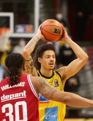 Ludwigsburg , Basketball easycredit BBL Bundesliga . MHP Riesen Ludwigsburg vs. JobStairs GIESSEN 46ers , Jonah radebaugh ( Riesen )