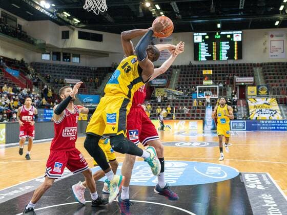 Tremmell Darden (MHP Riesen Ludwigsburg 21), Kilian Matthias Binapfl (JobStairs Giessen 46ers, 12), Yorman Polas Bartolo (MHP Riesen Ludwigsburg, 13), GER, MHP Riesen Ludwigsburg vs. JobStairs Giessen 46ers, Basketball, Bundesliga, easycredit, 14. Spieltag, Spielzeit 2021 2022, 29.12.2021, GER, MHP Riesen Ludwigsburg vs. JobStairs Giessen 46ers, Basketball, Bundesliga, easycredit, 14. Spieltag, Spielzeit 2021 2022, 29.12.2021 Ludwigsburg Copyright: xEibner-Pressefoto SaschaxWaltherx EP_EER