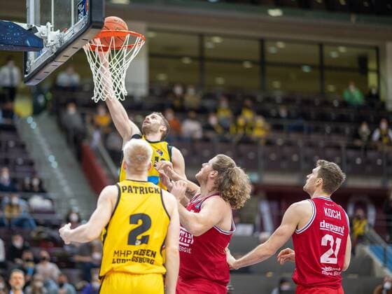Jacob Patrick (MHP Riesen Ludwigsburg, 02), Jonas Wahlfarth-Bottermann (MHP Riesen Ludwigsburg, 18), John Bryant (JobStairs Giessen 46ers, 54), GER, MHP Riesen Ludwigsburg vs. JobStairs Giessen 46ers, Basketball, Bundesliga, easycredit, 14. Spieltag, Spielzeit 2021 2022, 29.12.2021, GER, MHP Riesen Ludwigsburg vs. JobStairs Giessen 46ers, Basketball, Bundesliga, easycredit, 14. Spieltag, Spielzeit 2021 2022, 29.12.2021 Ludwigsburg Copyright: xEibner-Pressefoto SaschaxWaltherx EP_EER