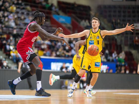 Nuni Omot (JobStairs Giessen 46ers, 01), Jordan Hulls (MHP Riesen Ludwigsburg, 01), GER, MHP Riesen Ludwigsburg vs. JobStairs Giessen 46ers, Basketball, Bundesliga, easycredit, 14. Spieltag, Spielzeit 2021 2022, 29.12.2021, GER, MHP Riesen Ludwigsburg vs. JobStairs Giessen 46ers, Basketball, Bundesliga, easycredit, 14. Spieltag, Spielzeit 2021 2022, 29.12.2021 Ludwigsburg Copyright: xEibner-Pressefoto SaschaxWaltherx EP_EER