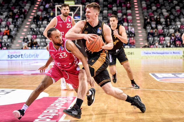 easyCredit BBL, Telekom Baskets Bonn vs. Basketball Loewen Braunschweig, 29.12.2021 Parker Jackson-Cartwright (Telekom Baskets Bonn 33), Ondrej Sehnal (Basketball Loewen Braunschweig 19), easyCredit BBL, Telekom Baskets Bonn vs. Basketball Loewen Braunschweig am 29.12.2021 im Telekom Dome Bonn, Bonn (Nordrhein-Westfalen) Copyright: xBEAUTIFULxSPORTS Mueller-Laschetx
