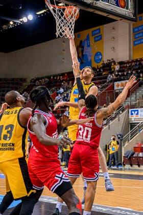 Ludwigsburg, Deutschland 29. Dezember 2021: BBL- 21 22 - MHP Riesen Ludwigsburg vs. Jobstairs Gießen 46ers Jonas Wohlfarth-Bottermann (Ludwigsburg), Timeric Dejaun Williams (Giessen) Ludwigsburg MHP Arena Baden-Württemberg Deutschland