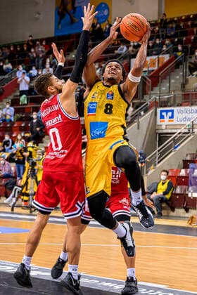 Ludwigsburg, Deutschland 29. Dezember 2021: BBL- 21 22 - MHP Riesen Ludwigsburg vs. Jobstairs Gießen 46ers Kendale Deshawn McCullum (Giessen), James Woodard (Ludwigsburg) Ludwigsburg MHP Arena Baden-Württemberg Deutschland