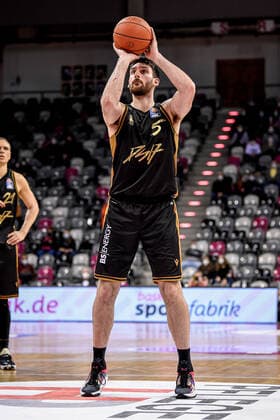 easyCredit BBL, Telekom Baskets Bonn vs. Basketball Loewen Braunschweig, 29.12.2021 Owen Klassen (Basketball Loewen Braunschweig 5), easyCredit BBL, Telekom Baskets Bonn vs. Basketball Loewen Braunschweig am 29.12.2021 im Telekom Dome Bonn, Bonn (Nordrhein-Westfalen) Copyright: xBEAUTIFULxSPORTS Mueller-Laschetx