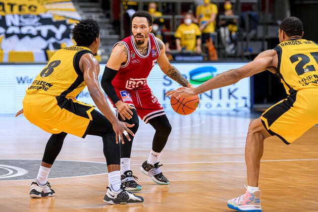 Ludwigsburg, Deutschland 29. Dezember 2021: BBL- 21 22 - MHP Riesen Ludwigsburg vs. Jobstairs Gießen 46ers v.li. James Woodard (Ludwigsburg), Kyan Anderson (Giessen) Ludwigsburg MHP Arena Baden-Württemberg Deutschland