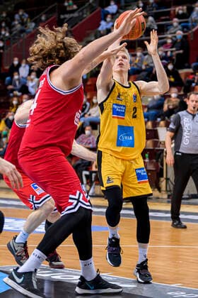 Ludwigsburg, Deutschland 29. Dezember 2021: BBL- 21 22 - MHP Riesen Ludwigsburg vs. Jobstairs Gießen 46ers John Bryant (Giessen), Jacob Patrick (Ludwigsburg) Ludwigsburg MHP Arena Baden-Württemberg Deutschland