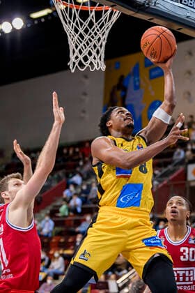 Ludwigsburg, Deutschland 29. Dezember 2021: BBL- 21 22 - MHP Riesen Ludwigsburg vs. Jobstairs Gießen 46ers James Woodard (Ludwigsburg) Ludwigsburg MHP Arena Baden-Württemberg Deutschland