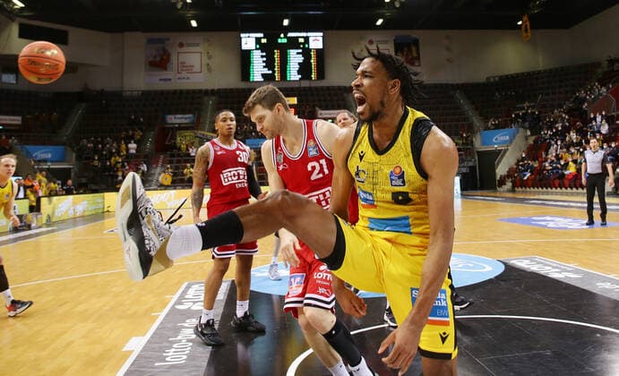Ludwigsburg , Basketball easycredit BBL Bundesliga . MHP Riesen Ludwigsburg vs. JobStairs GIESSEN 46ers , Justin Simon ( Riesen )