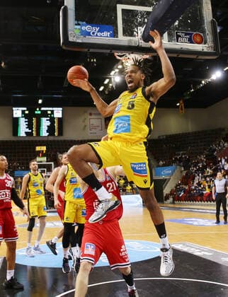 Ludwigsburg , Basketball easycredit BBL Bundesliga . MHP Riesen Ludwigsburg vs. JobStairs GIESSEN 46ers , Justin Simon ( Riesen )