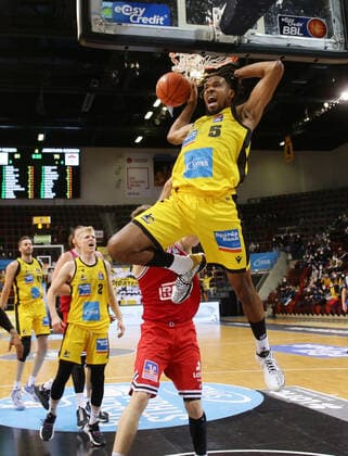 Ludwigsburg , Basketball easycredit BBL Bundesliga . MHP Riesen Ludwigsburg vs. JobStairs GIESSEN 46ers , Justin Simon ( Riesen )