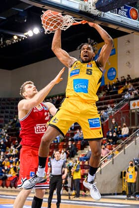Ludwigsburg, Deutschland 29. Dezember 2021: BBL- 21 22 - MHP Riesen Ludwigsburg vs. Jobstairs Gießen 46ers v.li. Florian Koch (Giessen), Justin Simon (Ludwigsburg) Jubel Freude Emotion Ludwigsburg MHP Arena Baden-Württemberg Deutschland