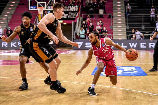 easyCredit BBL, Telekom Baskets Bonn vs. Basketball Loewen Braunschweig, 29.12.2021 Parker Jackson-Cartwright (Telekom Baskets Bonn 33), easyCredit BBL, Telekom Baskets Bonn vs. Basketball Loewen Braunschweig am 29.12.2021 im Telekom Dome Bonn, Bonn (Nordrhein-Westfalen) Copyright: xBEAUTIFULxSPORTS Mueller-Laschetx