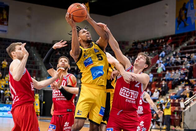 Ludwigsburg, Deutschland 29. Dezember 2021: BBL- 21 22 - MHP Riesen Ludwigsburg vs. Jobstairs Gießen 46ers v.li. Florian Koch (Giessen), Justin Simon (Ludwigsburg), Dennis Daniel Nawrocki (Giessen) Ludwigsburg MHP Arena Baden-Württemberg Deutschland