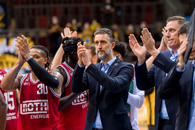 Ludwigsburg, Deutschland 29. Dezember 2021: BBL- 21 22 - MHP Riesen Ludwigsburg vs. Jobstairs Gießen 46ers Trainer Pete Strobl (Giessen) Ludwigsburg MHP Arena Baden-Württemberg Deutschland