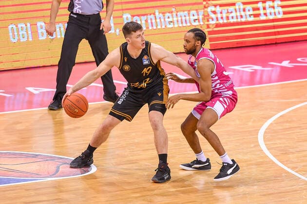 easyCredit BBL, Telekom Baskets Bonn vs. Basketball Loewen Braunschweig, 29.12.2021 Ondrej Sehnal (Basketball Löwen Braunschweig, 19), Parker Jackson-Cartwright (Telekom Baskets Bonn, 33), easyCredit BBL, Telekom Baskets Bonn vs. Basketball Loewen Braunschweig am 29.12.2021 im Telekom Dome Bonn, Bonn (Nordrhein-Westfalen) Copyright: xBEAUTIFULxSPORTS Mueller-Laschetx
