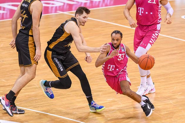 easyCredit BBL, Telekom Baskets Bonn vs. Basketball Loewen Braunschweig, 29.12.2021 Parker Jackson-Cartwright (Telekom Baskets Bonn, 33), David Krämer (Basketball Löwen Braunschweig, 1), easyCredit BBL, Telekom Baskets Bonn vs. Basketball Loewen Braunschweig am 29.12.2021 im Telekom Dome Bonn, Bonn (Nordrhein-Westfalen) Copyright: xBEAUTIFULxSPORTS Mueller-Laschetx