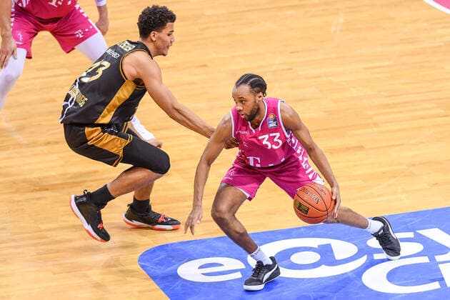 easyCredit BBL, Telekom Baskets Bonn vs. Basketball Loewen Braunschweig, 29.12.2021 Parker Jackson-Cartwright (Telekom Baskets Bonn, 33), Brandon Tischler (Basketball Löwen Braunschweig, 13), easyCredit BBL, Telekom Baskets Bonn vs. Basketball Loewen Braunschweig am 29.12.2021 im Telekom Dome Bonn, Bonn (Nordrhein-Westfalen) Copyright: xBEAUTIFULxSPORTS Mueller-Laschetx