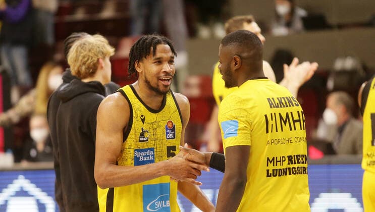Ludwigsburg , Basketball easycredit BBL Bundesliga . MHP Riesen Ludwigsburg vs. JobStairs GIESSEN 46ers , von links: Justin Simon Rawle Alkins ( Riesen )