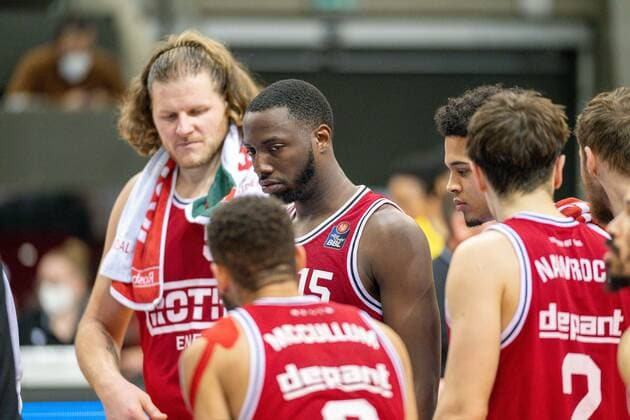 John Bryant (JobStairs Giessen 46ers, 54), Jalon Demarco Miller (JobStairs Giessen 46ers, 15), Dennis Nawrocki (JobStairs Giessen 46ers, 02), ist enttäuscht enttaeuscht, unzufrieden, GER, MHP Riesen Ludwigsburg vs. JobStairs Giessen 46ers, Basketball, Bundesliga, easycredit, 14. Spieltag, Spielzeit 2021 2022, 29.12.2021, GER, MHP Riesen Ludwigsburg vs. JobStairs Giessen 46ers, Basketball, Bundesliga, easycredit, 14. Spieltag, Spielzeit 2021 2022, 29.12.2021 Ludwigsburg Copyright: xEibner-Pressefoto SaschaxWaltherx EP_EER