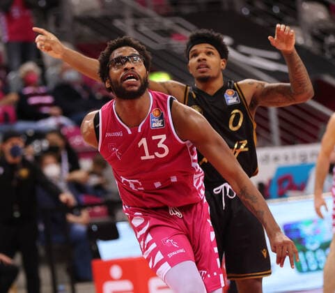 Bonn, Deutschland, 29.12.2021, Telekom Dome, Basketball, BBL, 14. Spieltag, Telekom Baskets Bonn vs Basketball Löwen Braunschweig: Javontae Hawkins (Bonn), Tookie Brown (Braunschweig)