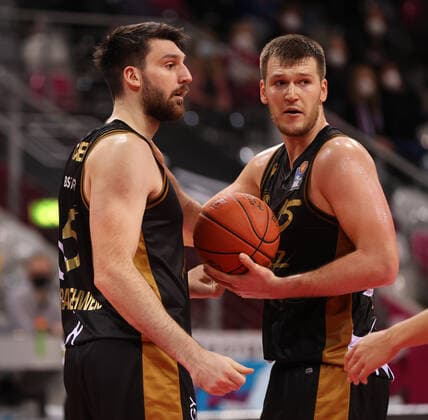 Bonn, Deutschland, 29.12.2021, Telekom Dome, Basketball, BBL, 14. Spieltag, Telekom Baskets Bonn vs Basketball Löwen Braunschweig: Owen Klassen (Braunschweig), Martin Peterka (Braunschweig)