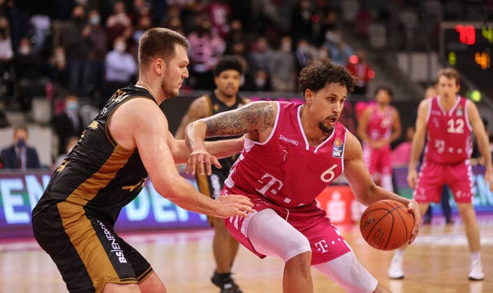 Bonn, Deutschland, 29.12.2021, Telekom Dome, Basketball, BBL, 14. Spieltag, Telekom Baskets Bonn vs Basketball Löwen Braunschweig: Martin Peterka (Braunschweig), Michael Kessens (Bonn)