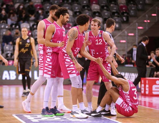 Telekom Baskets Bonn vs. Basketball Löwen Braunschweig easyCredit BBL 1. Bundesliga , Saison 2021 2022 , Hauptrunde 14. Spieltag