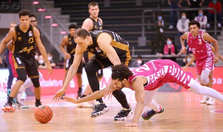 Jeremy Morgan Telekom Baskets Bonn vs. Robin Amaizae Basketball Löwen Braunschweig , am Boden easyCredit BBL 1. Bundesliga , Saison 2021 2022 , Hauptrunde 14. Spieltag