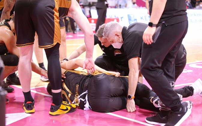 Verletzt am Bioen: Robin Amaize Basketball Löwen Braunschweig vs. Telekom Baskets Bonn easyCredit BBL 1. Bundesliga , Saison 2021 2022 , Hauptrunde 14. Spieltag