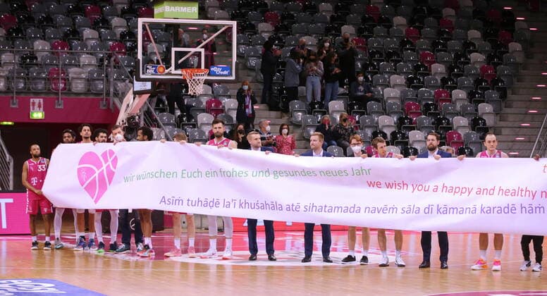 Telekom Baskets Bonn - mit Transparent nach Sieg vs. Basketball Löwen Braunschweig easyCredit BBL 1. Bundesliga , Saison 2021 2022 , Hauptrunde 14. Spieltag
