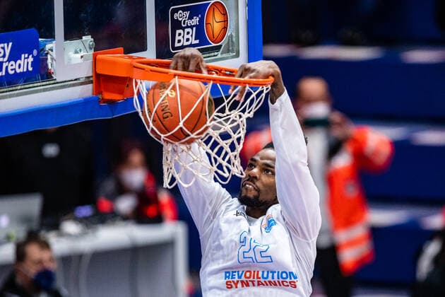 BB-1BL Syntainics MBC - Brose Bamberg Chris Coffey ( 22 Syntainics MBC) waehrend der Begegnung Saison 2021-2022 (Herren) in der EasyCredit Bundesliga zwischen Syntainics MBC und Brose Bamberg in der Stadthalle Weissenfels am 29. December 2021 in Weissenfels, Sachsen Anhalt, Deutschland