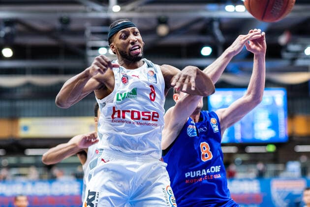 BB-1BL Syntainics MBC - Brose Bamberg Akil Mitchell ( 8 Brose Bamberg) waehrend der Begegnung Saison 2021-2022 (Herren) in der EasyCredit Bundesliga zwischen Syntainics MBC und Brose Bamberg in der Stadthalle Weissenfels am 29. December 2021 in Weissenfels, Sachsen Anhalt, Deutschland