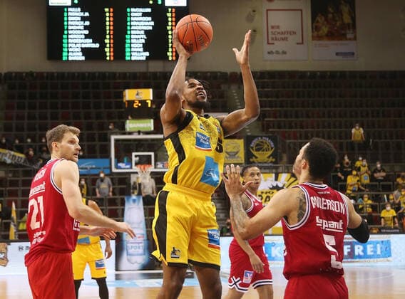 Justin Simon (Riesen) . MHP Riesen Ludwigsburg vs.Giessen 46ers . Basketball-Bundesliga 2021-2022. Ludwigsburg , GER, 29.12.2021,