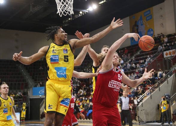 V.li. Justin Simon (Riesen) , John Bryant (Giessen) . MHP Riesen Ludwigsburg vs.Giessen 46ers . Basketball-Bundesliga 2021-2022. Ludwigsburg , GER, 29.12.2021,